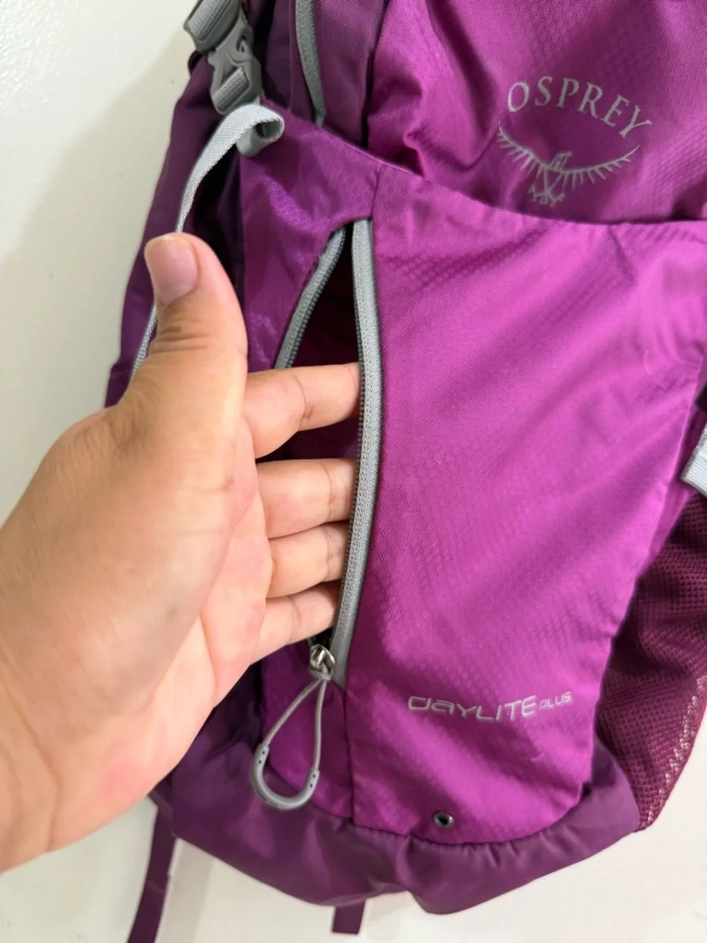 OSPREY Daylite Plus Backpack - Magenta and Light Gray Accents